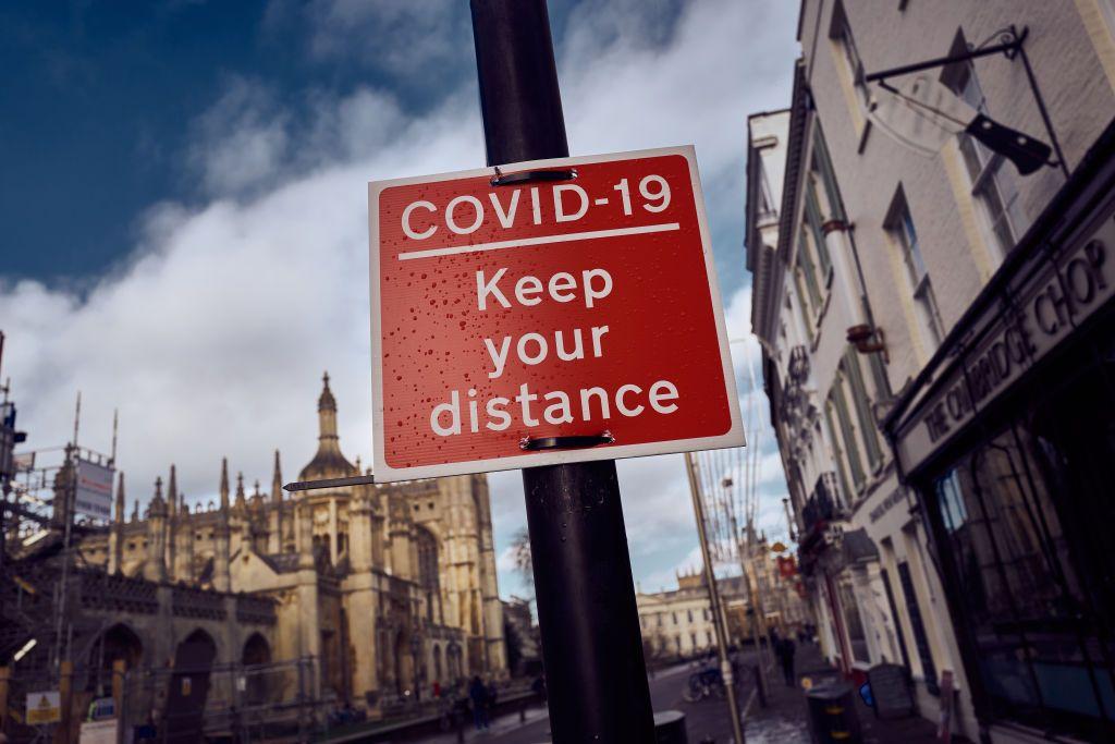 تشير اللافتة إلى الحفاظ على مسافة آمنة في 10 نوفمبر 2020 في كامبريدج، إنجلترا. 