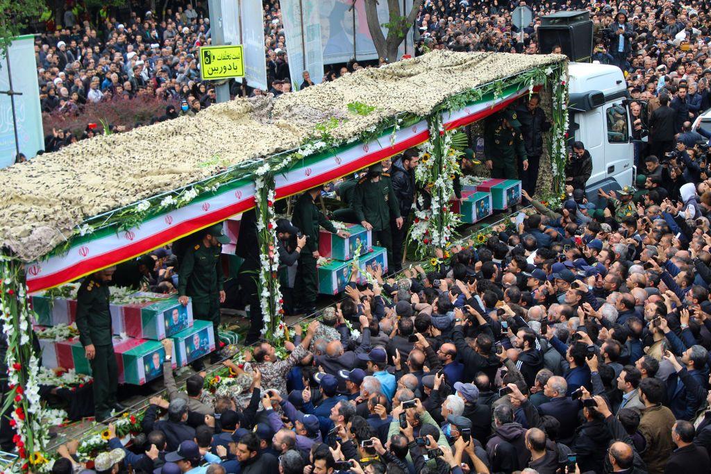 Miles de personas frente a ataudes en Irán