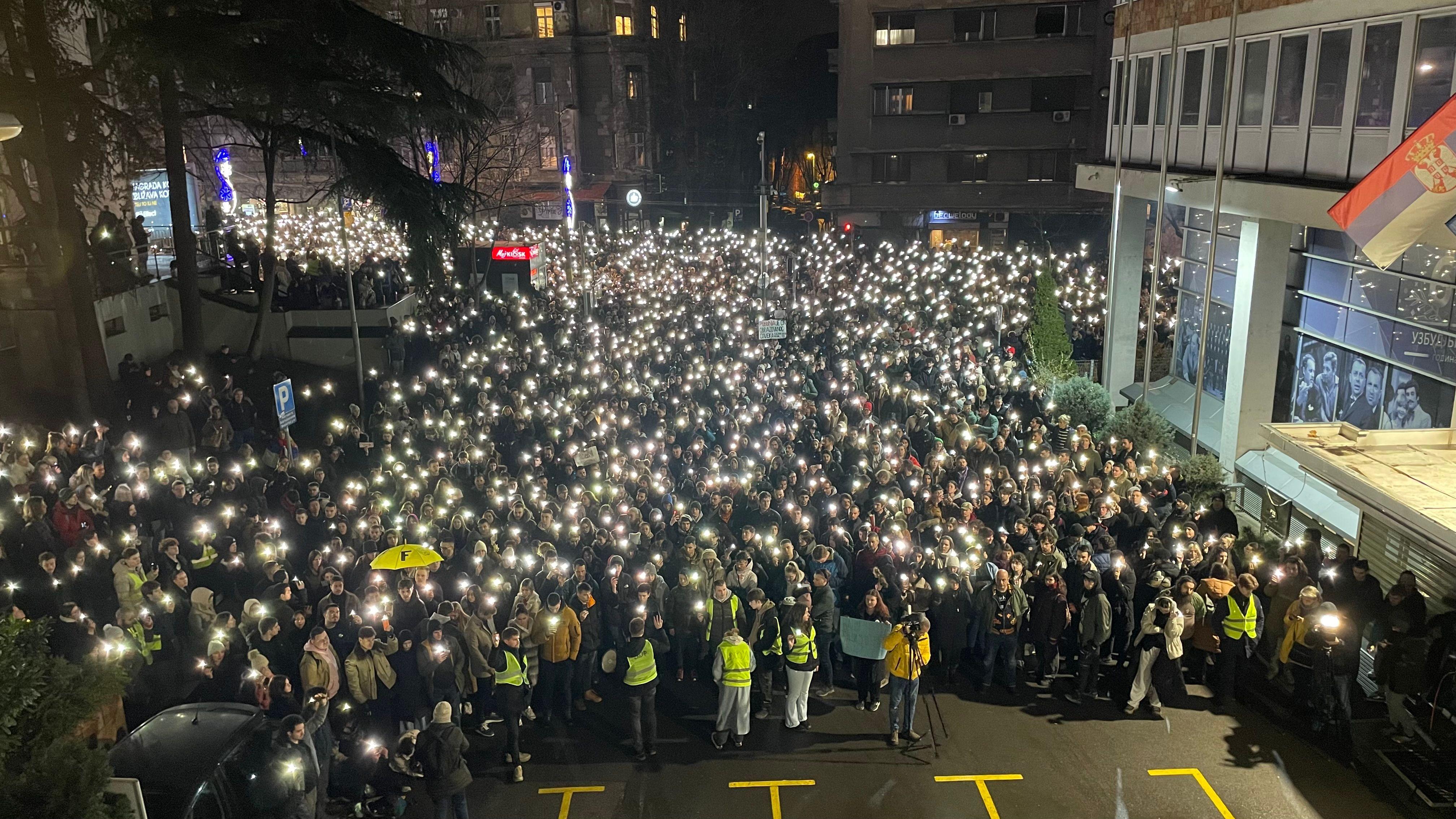 Okupljeni sa upaljenim telefonima u tišini ispred RTS-a