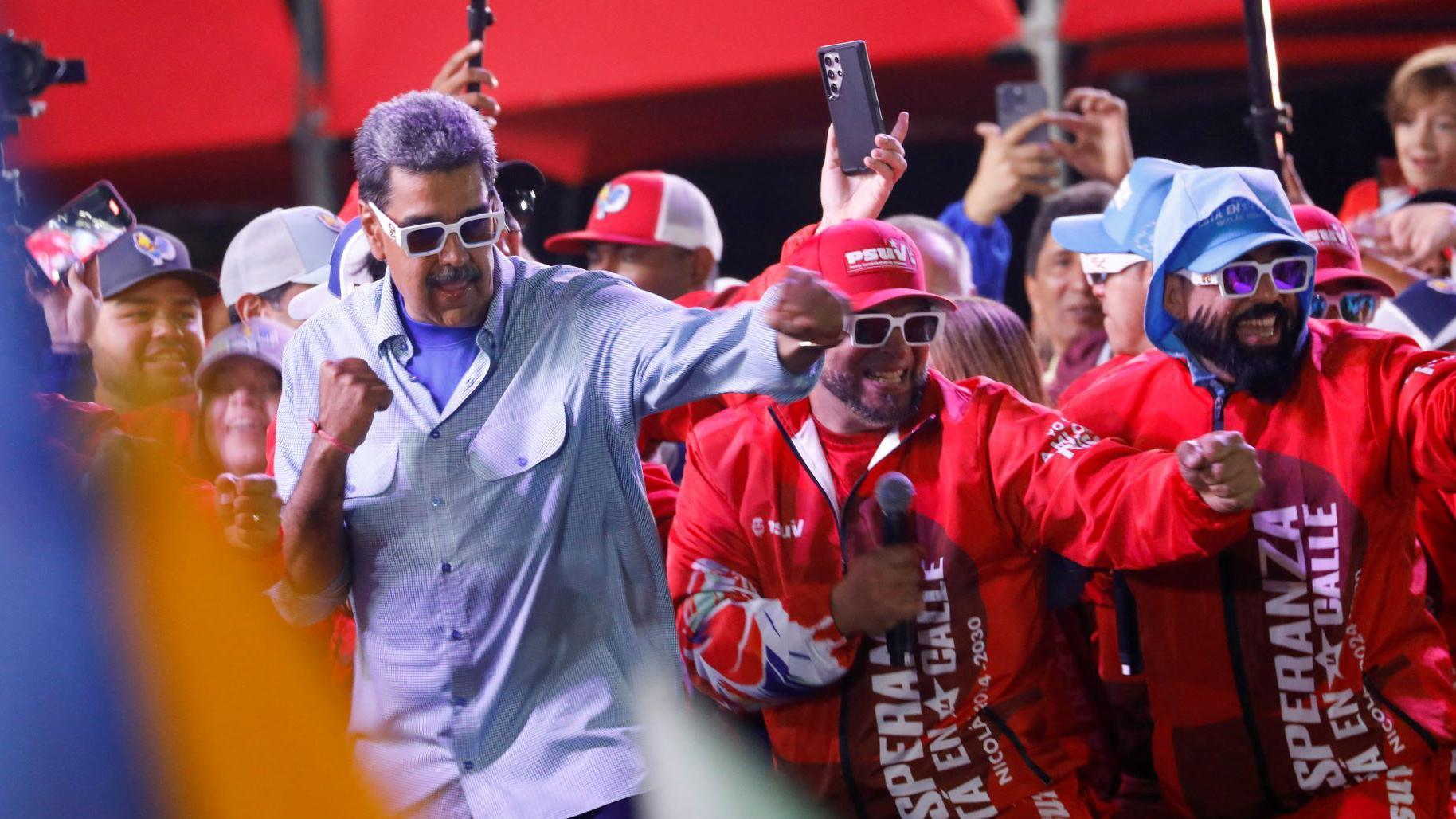 El presidente de Venezuela, Nicolás Maduro, baila durante el cierre de su campaña política en Caracas.