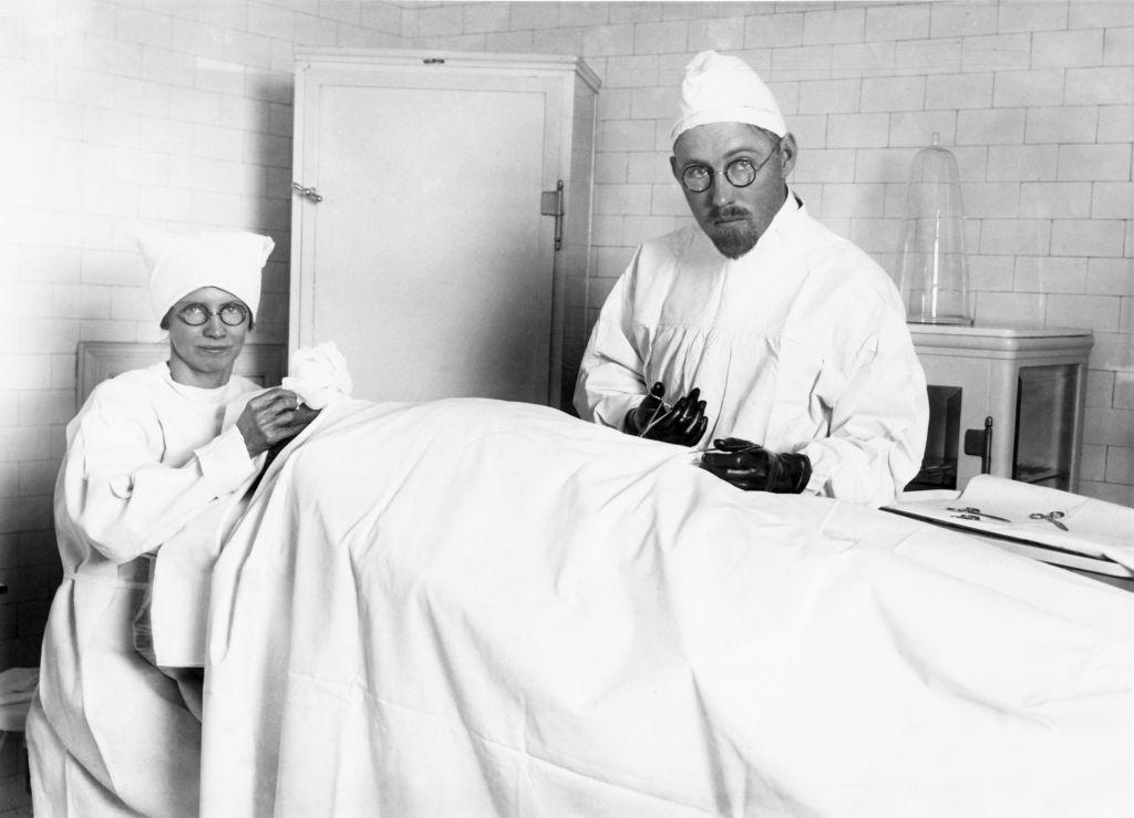 Retrato de Minerva "Minnie" y el "Dr." John R. Brinkley durante una operación en el Hospital Brinkley-Jones, Milford, Kansas, a mediados de la década de 1920.