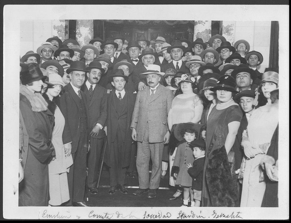 Einstein no centro de um grande grupo de pessoas posando para foto