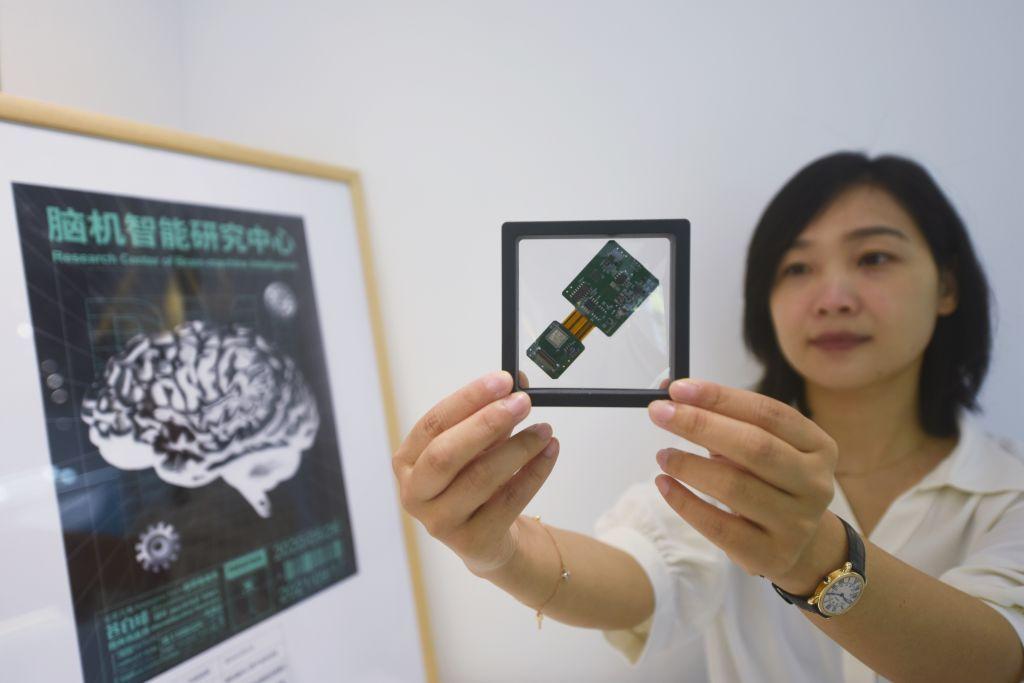 Un dispositivo regulador neuronal de circuito cerrado cableado de alta precisión con un chip cerebral de desarrollo propio se muestra en la sala de exposiciones del "Centro de Innovación en Ciencias de la Energía Inteligente Cerebral Xitou Qizhen" en Hangzhou, provincia de Zhejiang, China, el 31 de julio de 2022.