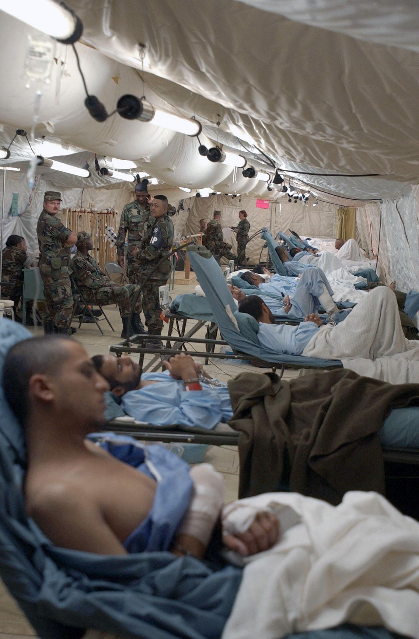 Prisioneros en un hospital de campaña. 