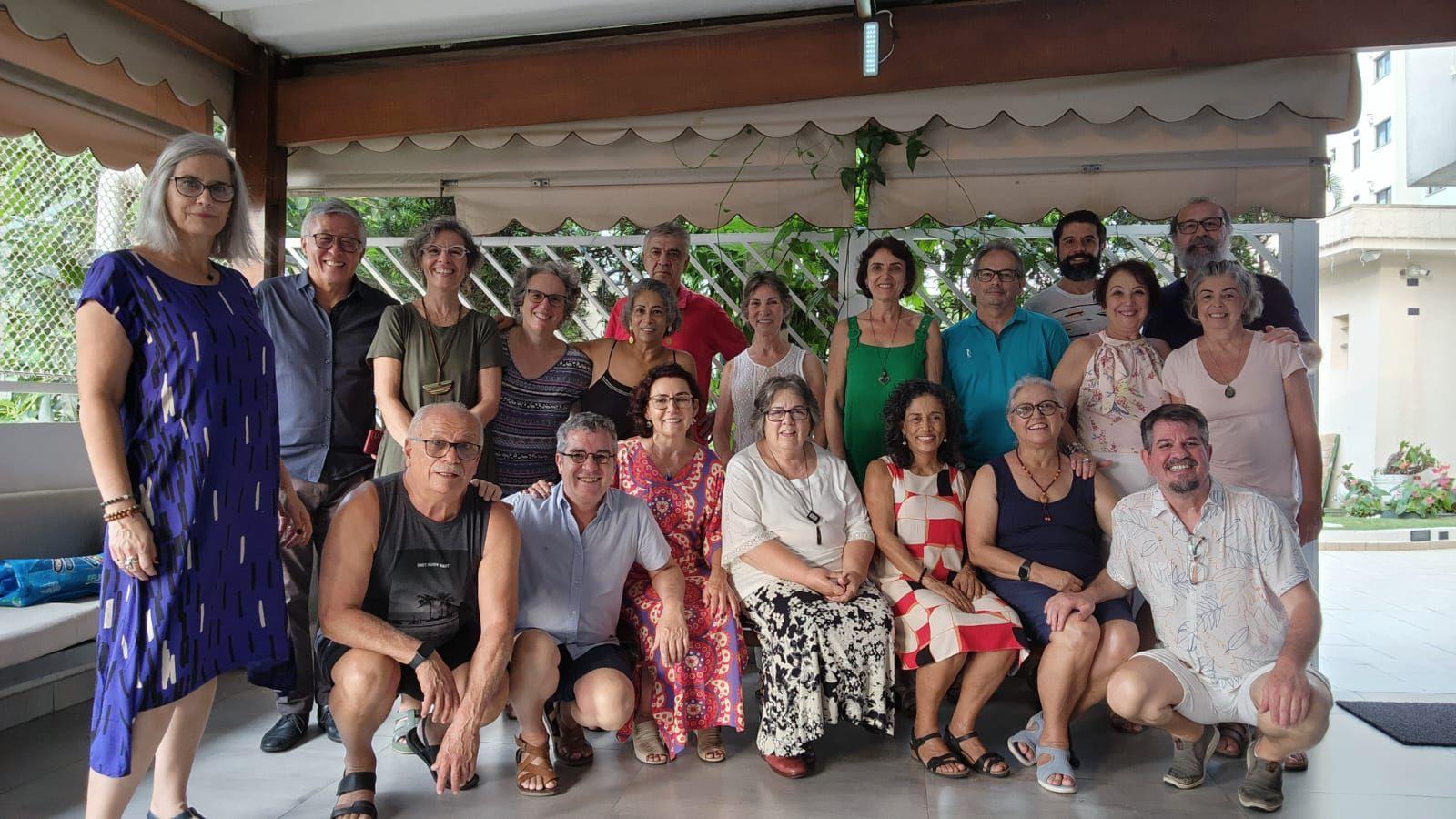 Grupo de pessoas que vão morar em comunidade no interior de São Paulo
