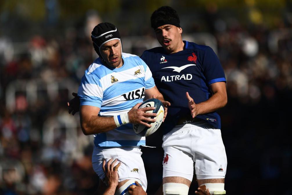 Auradou (der.) en el partido contra los Pumas