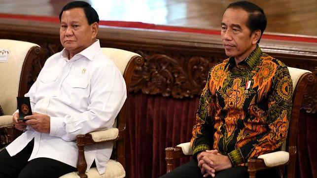 Presiden Joko Widodo (kanan) didampingi Menteri Pertahanan Prabowo Subianto memimpin sidang kabinet paripurna di Istana Negara, Jakarta, Senin (24/6/2024).