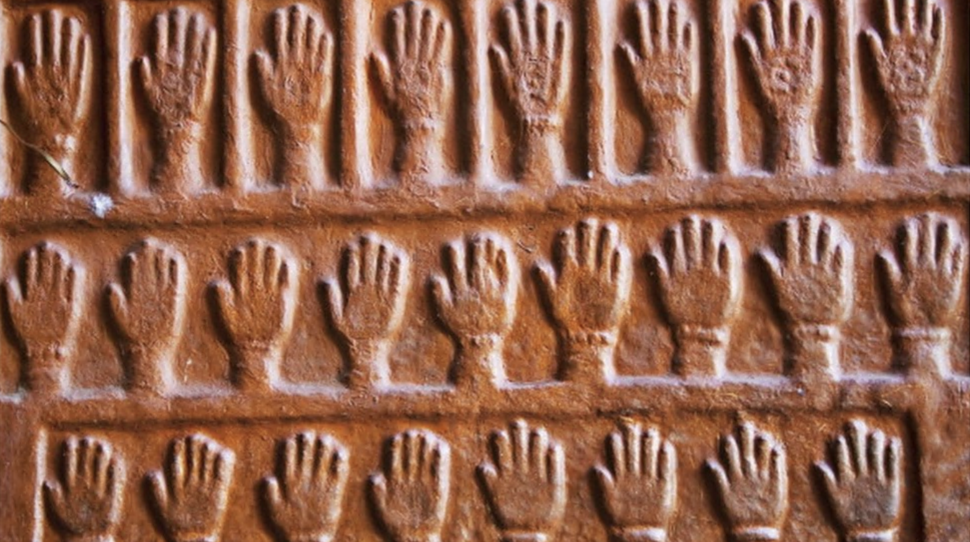 Mãos em memória das mulheres que cometeram o sati nas paredes de um forte no Rajastão (norte da Índia)