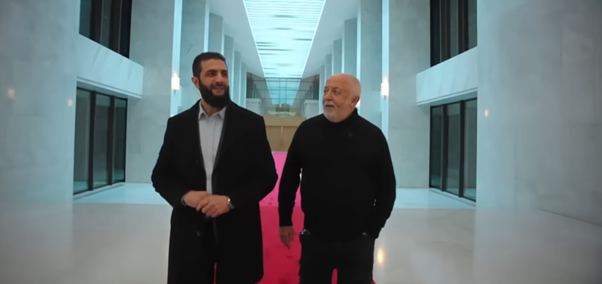 القائد العام للإدارة السورية الجديدة أحمد الشرع مع المحرر الدولي لبي بي سي، جيريمي بوين