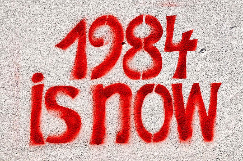 "1984 es ahora", dice un grafiti en Alemania. 