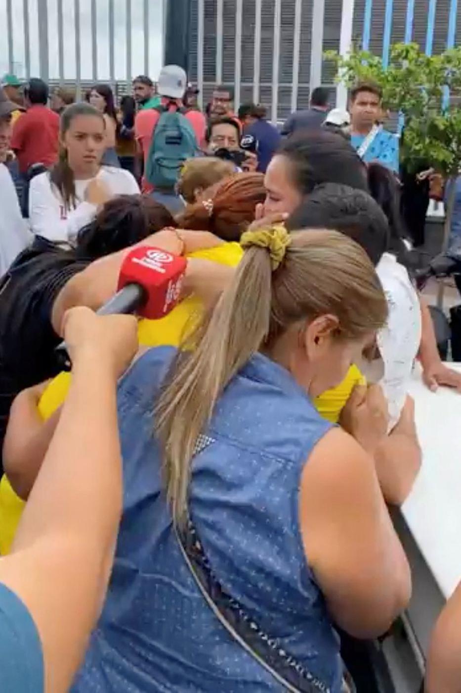 Gente reaccionando a la muerte del alcalde en las afueras del  Hospital Rodriguez Zambrano de Manta, Ecuador.