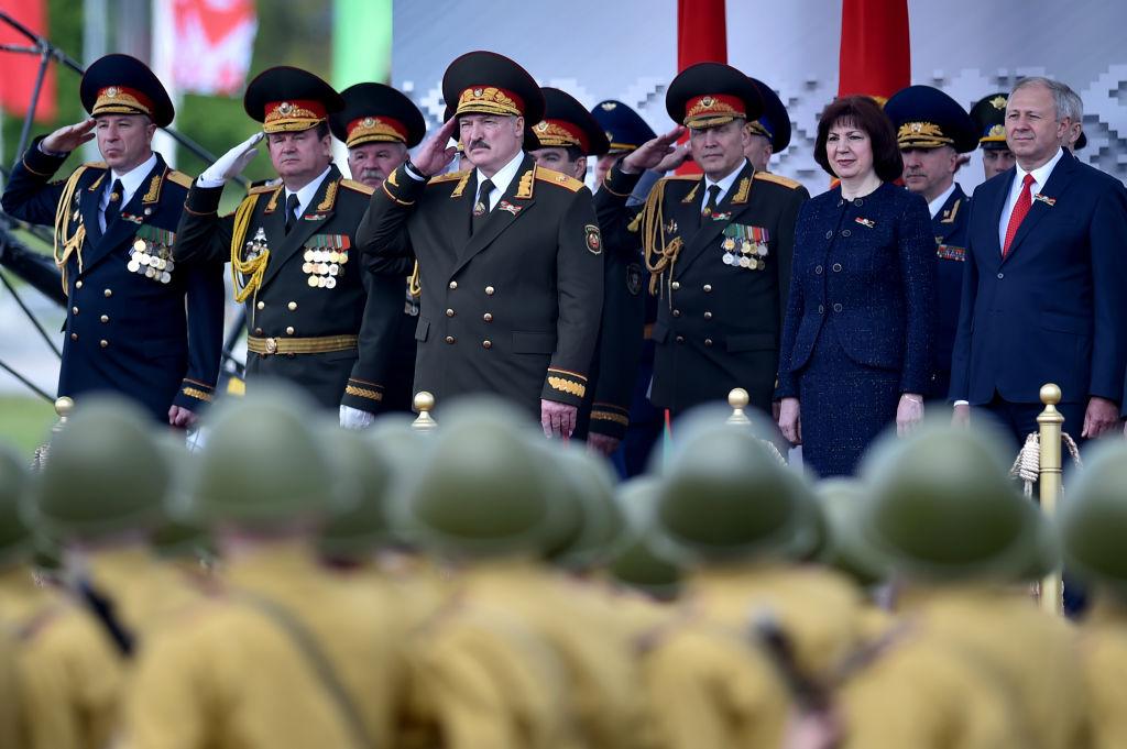 Lukashenko presidiendo un desfile militar vestido de general.