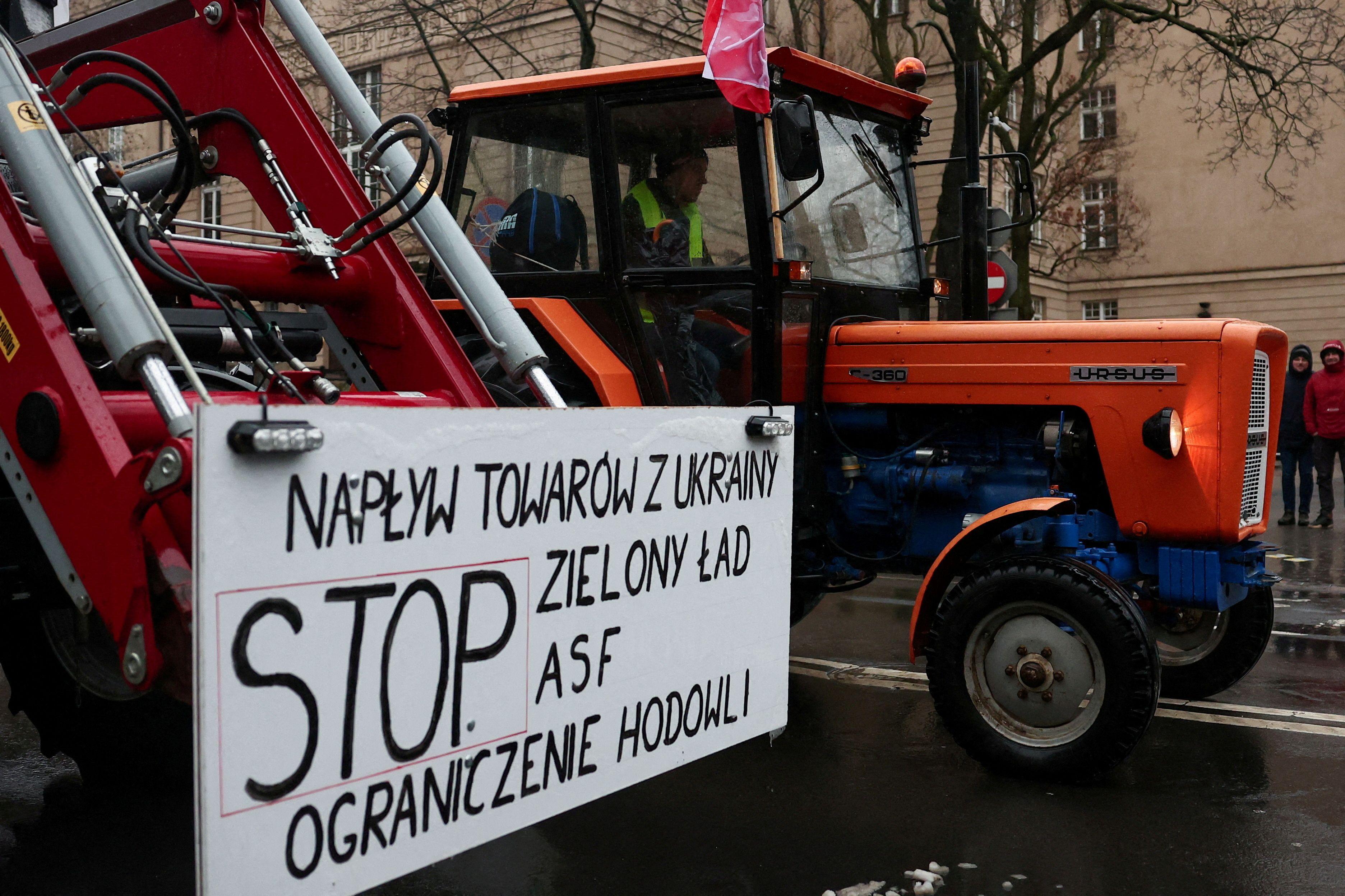 Um agricultor polonês utiliza um trator numa estrada durante um protesto contra pressões sobre os preços, impostos e regulamentação verde, queixas partilhadas por agricultores de toda a Europa, em Poznan, Polônia