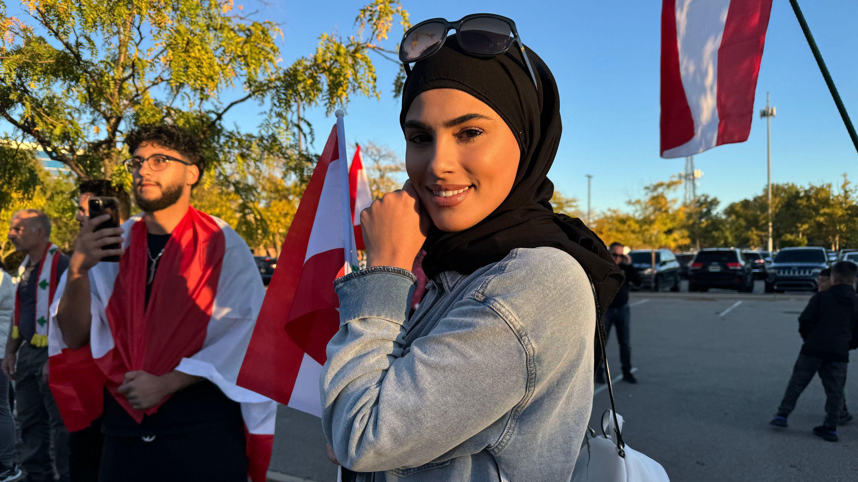 Un mujer musulmana con una bandera de Líbano en Dearborn, Michigan. 