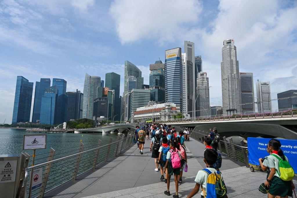 Niños caminan por un puente en Singapur.