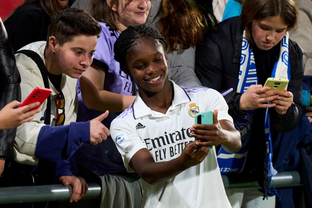 Linda Caicedo junto a aficionados del Real Madrid.