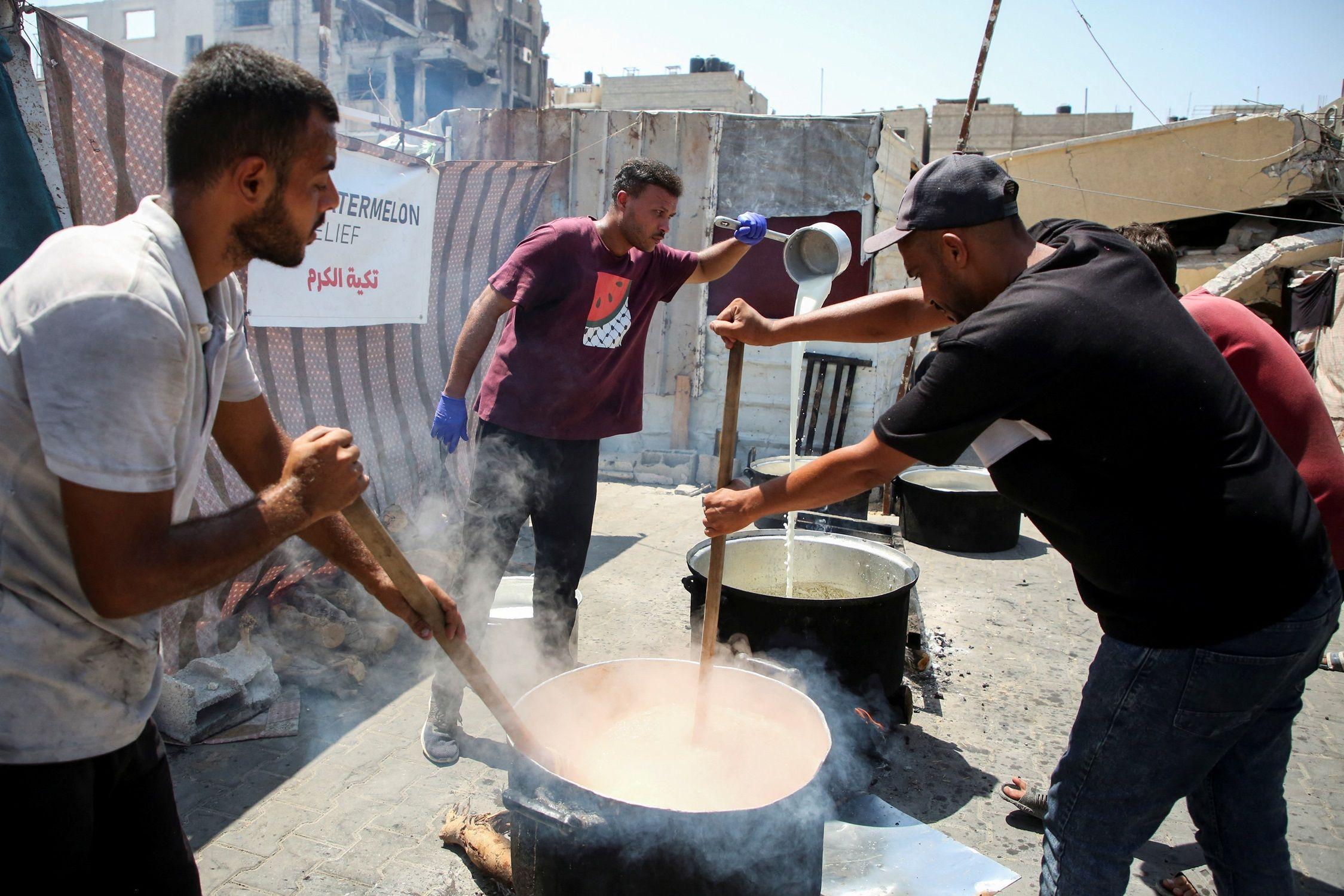 فلسطينيون يعدون الطعام في غزة