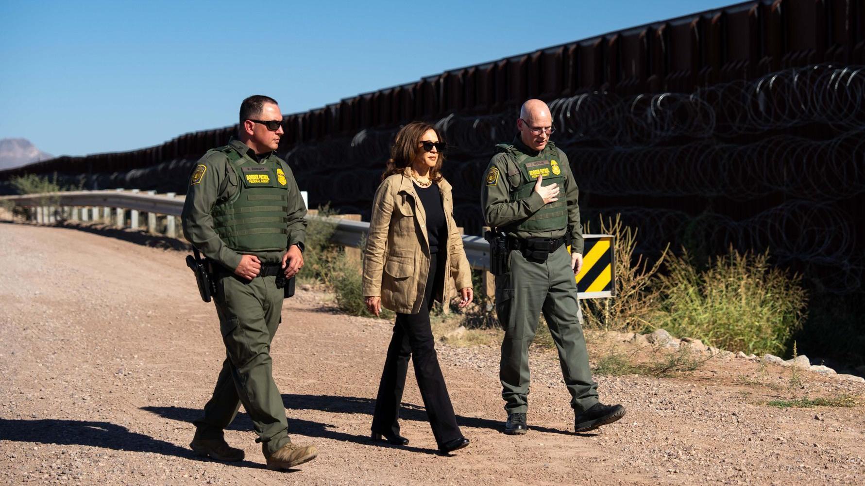 Kamala Harris con dos agentes de la Patrulla Fronteriza en la frontera con México.