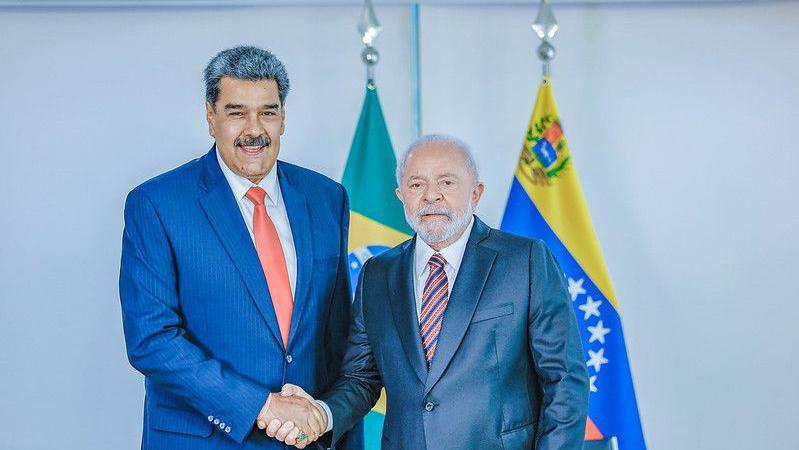 Lula e Nicolás Maduro se cumprimentam em foto oficial 