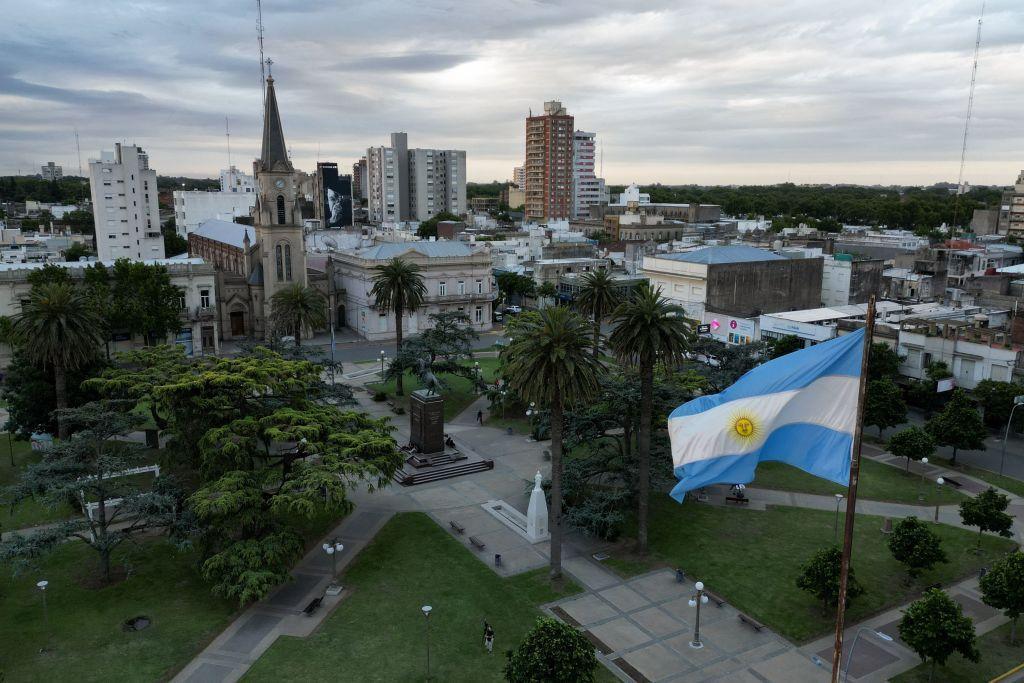 Plaza con la bandera argentina en una pequeña ciudad de la provincia de Buenos Aires.