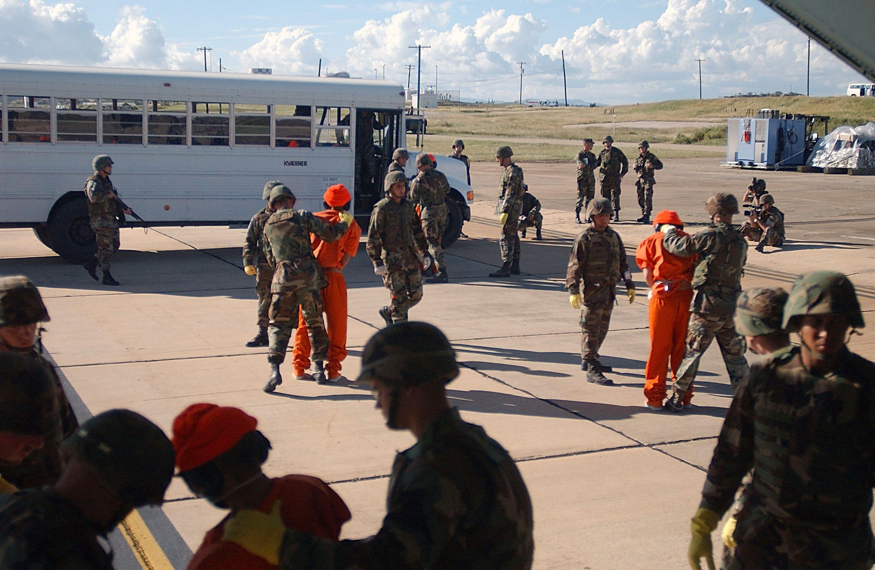 Soldados americanos trasladan a prisioneros.
