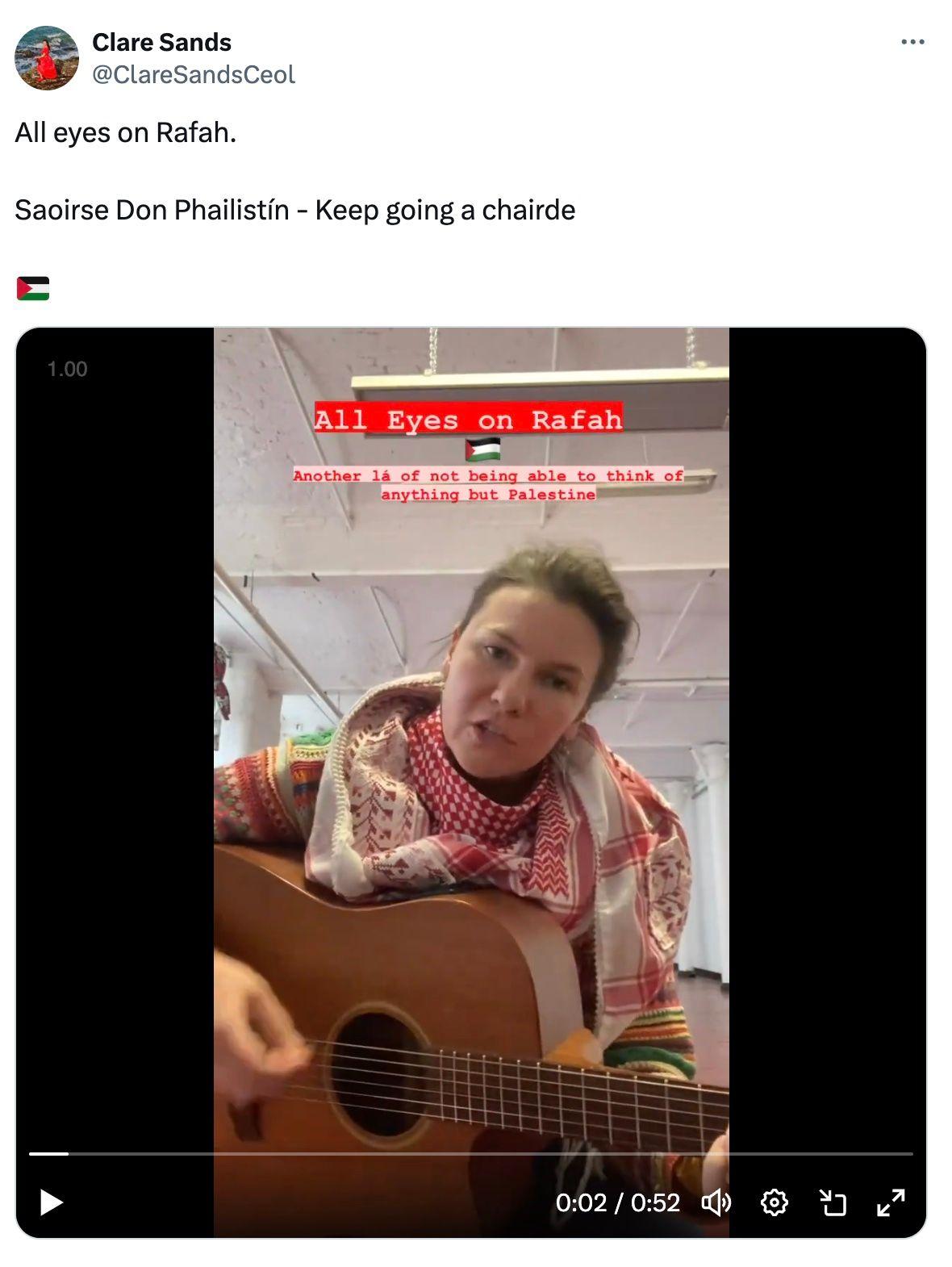 Captura de pantalla de Clare Sands cantando en su publicación en X