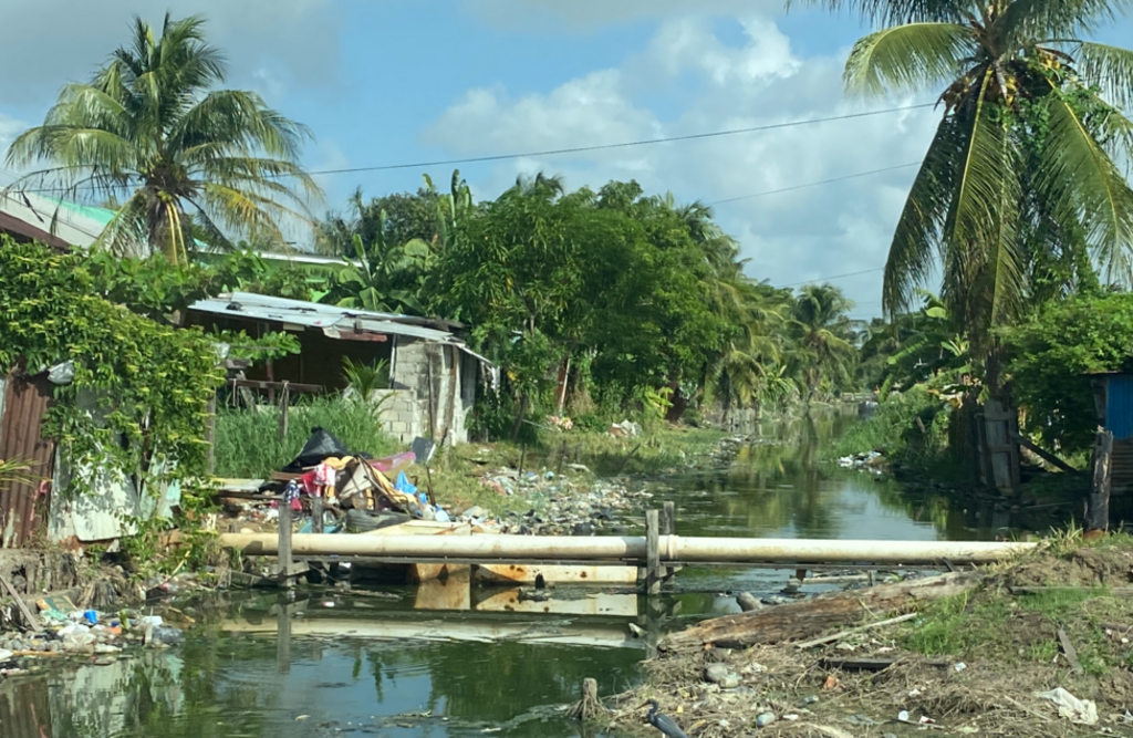 A pesar de su riqueza petrolera, Guyana todavía enfrenta problemas como la falta de alcantarillado y saneamiento básico para parte de su población.