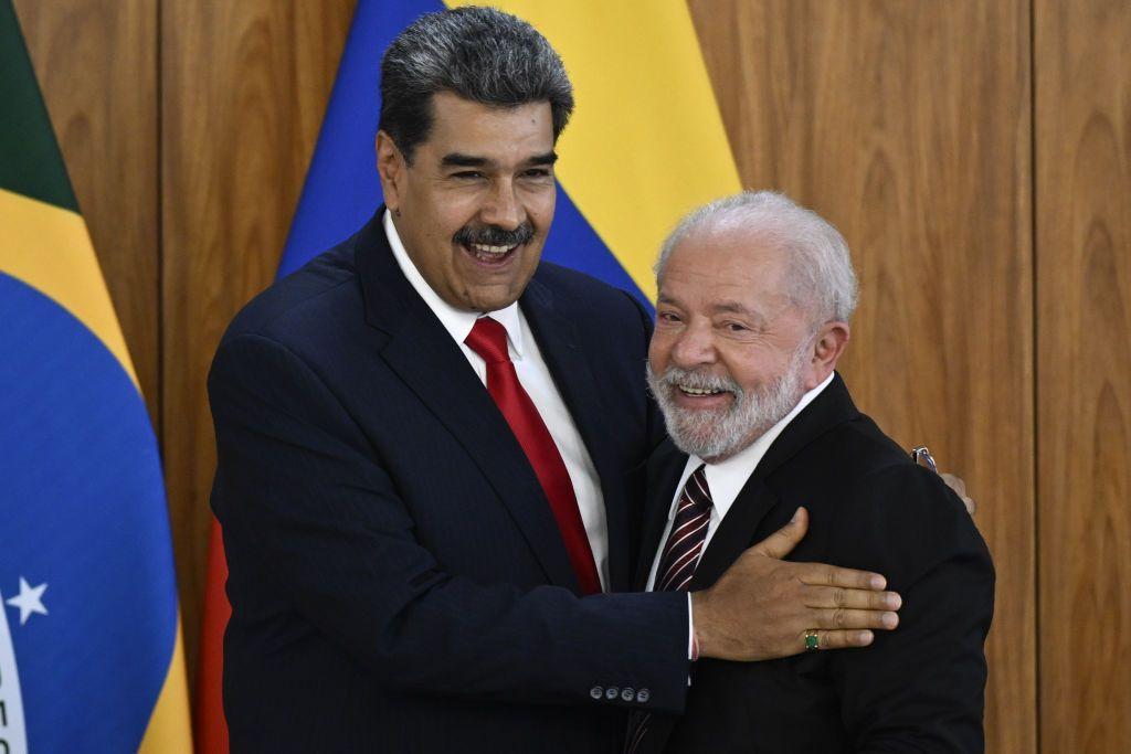 Maduro abraa Lula. Os dois sorriem