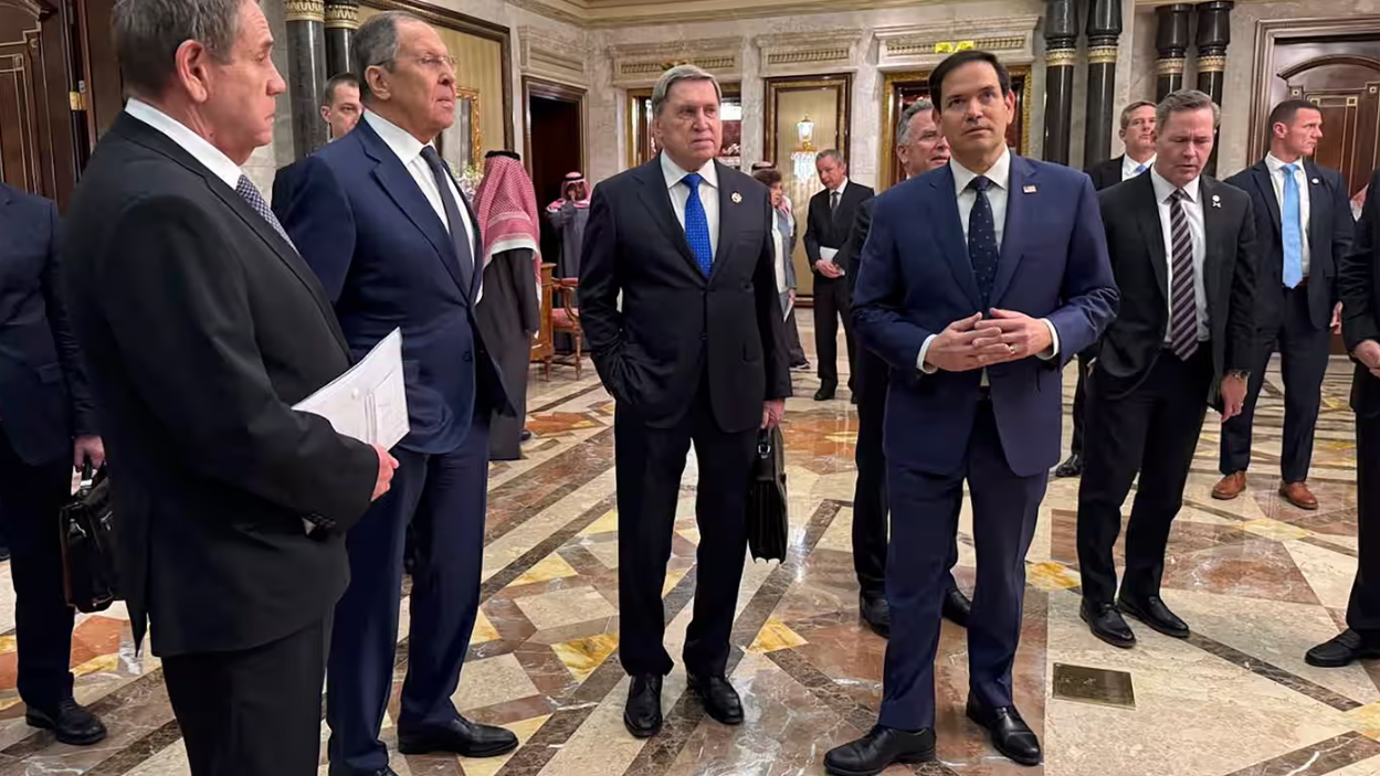 وزير الخارجية الأمريكي ونظيره الروسي وآخرون 