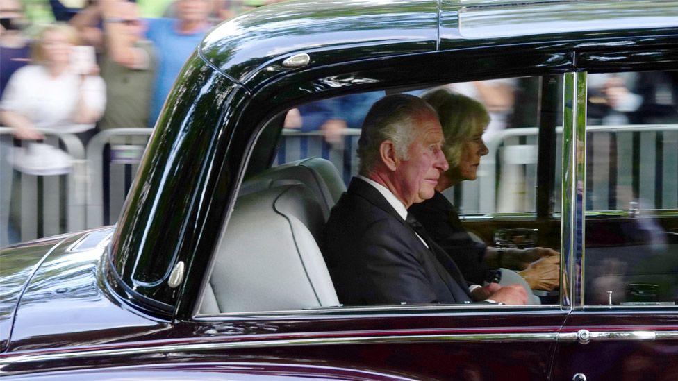Londra’daki Buckingham Sarayı’nda yeni Kral ve Konsort Kraliçe’yi büyük bir kalabalık karşıladı.