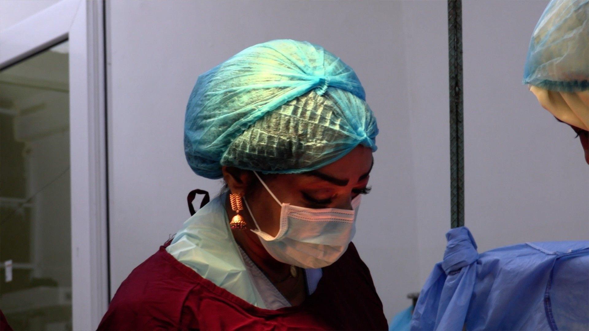 الدكتورة صفاء علي أجرت عشرات العمليات للنساء من مختلف المناطق على مدى عدّة أشهر