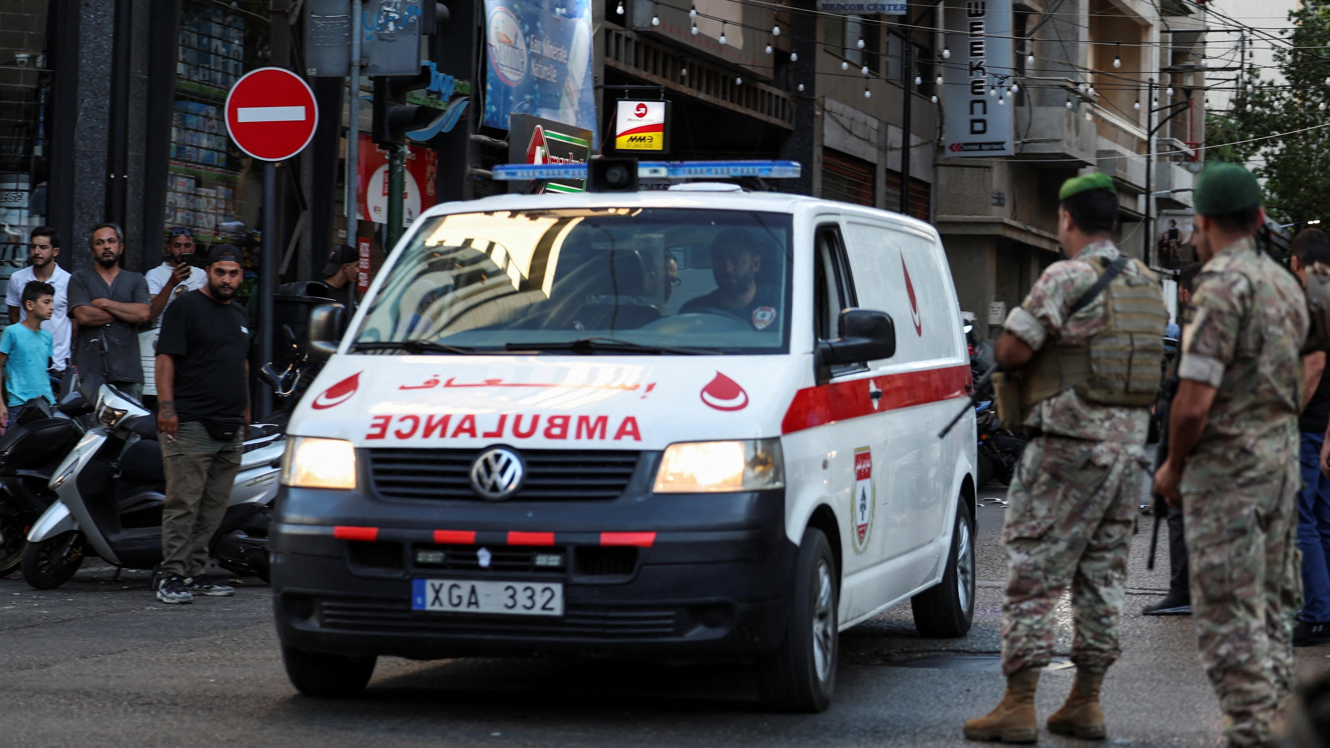 9 قتلى وأكثر من 2,700 إصابة خلال انفجارات أجهزة اتصال "بيجر"، وحزب الله والحكومة يحملان إسرائيل المسؤولية 3 سيارة إسعاف