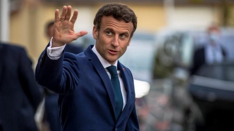 Presidente francês, Emmanuel Macron, acenando apara pessoas