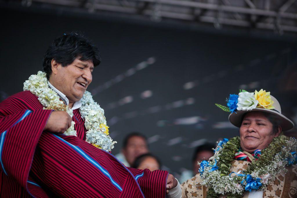 Evo Morales baila durante una ceremonia de bienvenida al país el 3 de diciembre de 2020.