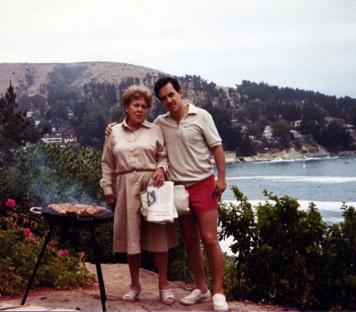Junto a su madre, Magdalena Echenique, en Zapallar (Chile) en la década de 1980.