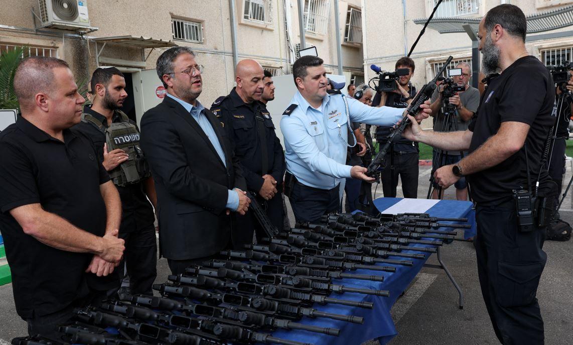 وزير الأمن القومي إيتمار بن غفير أثناء توزيع السلاح على إسرائيليين.
