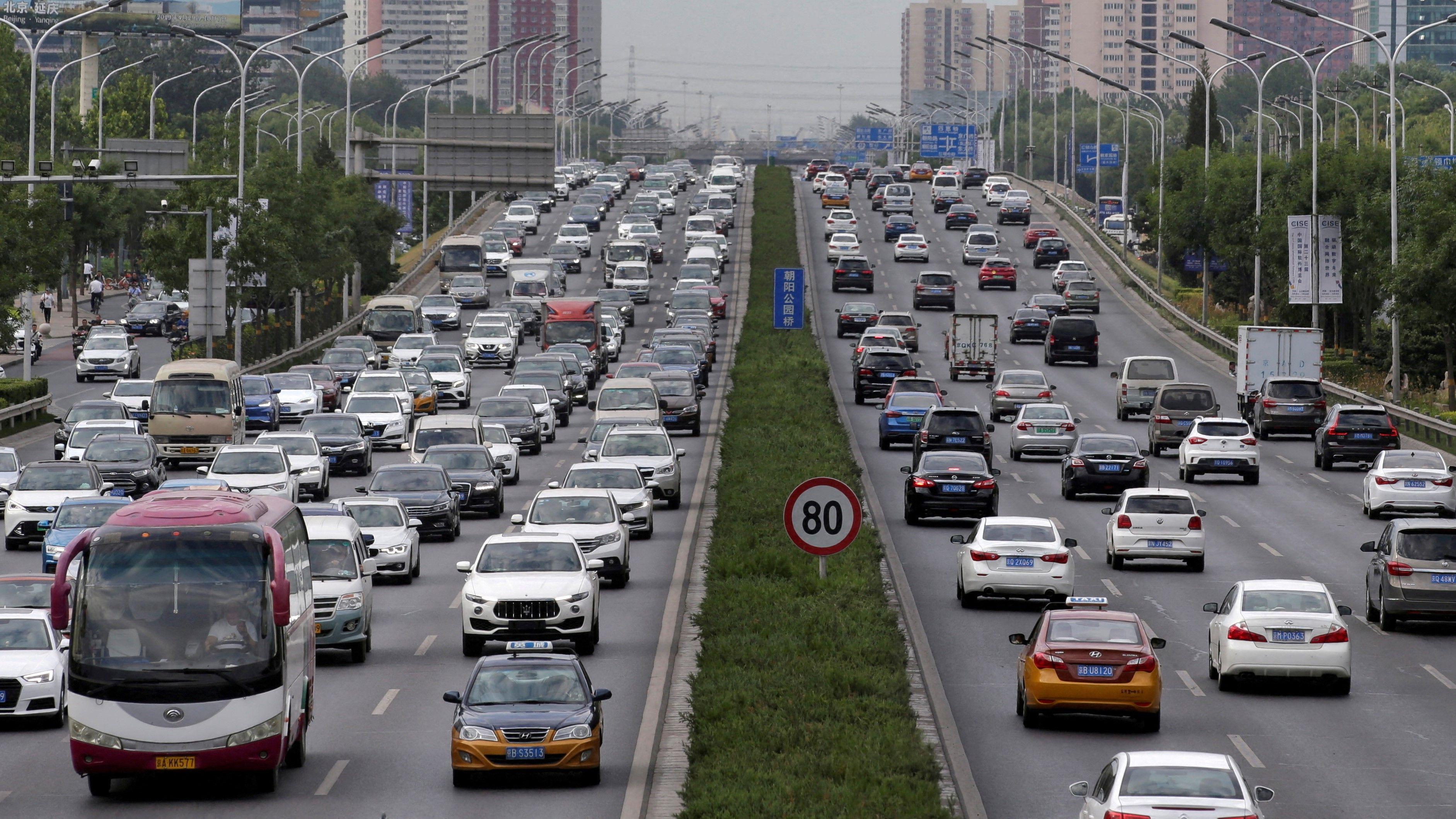 在北京的早高峰時段，汽車行駛在道路上。