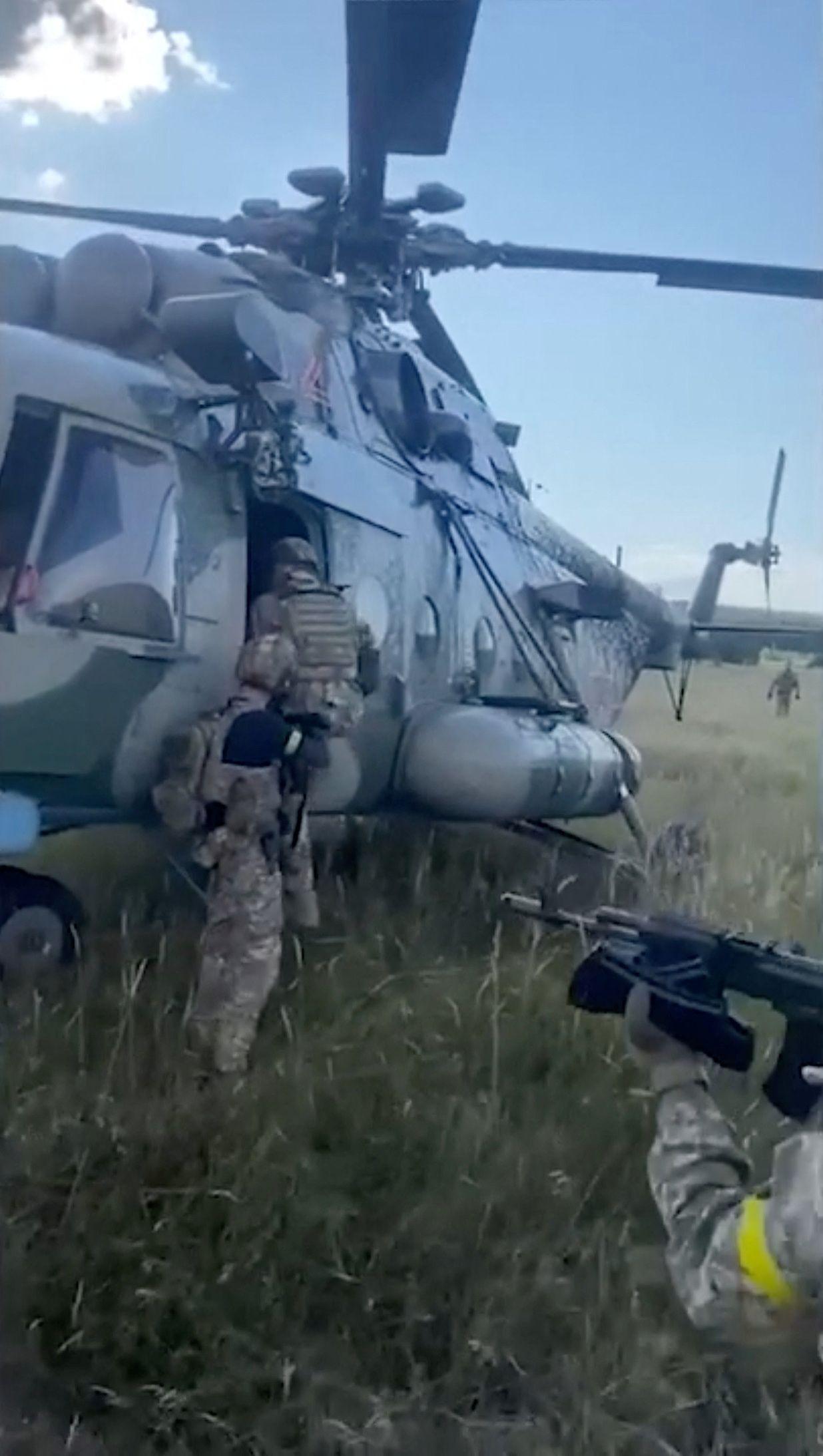 Soldados ucranianos asaltan un helicóptero.