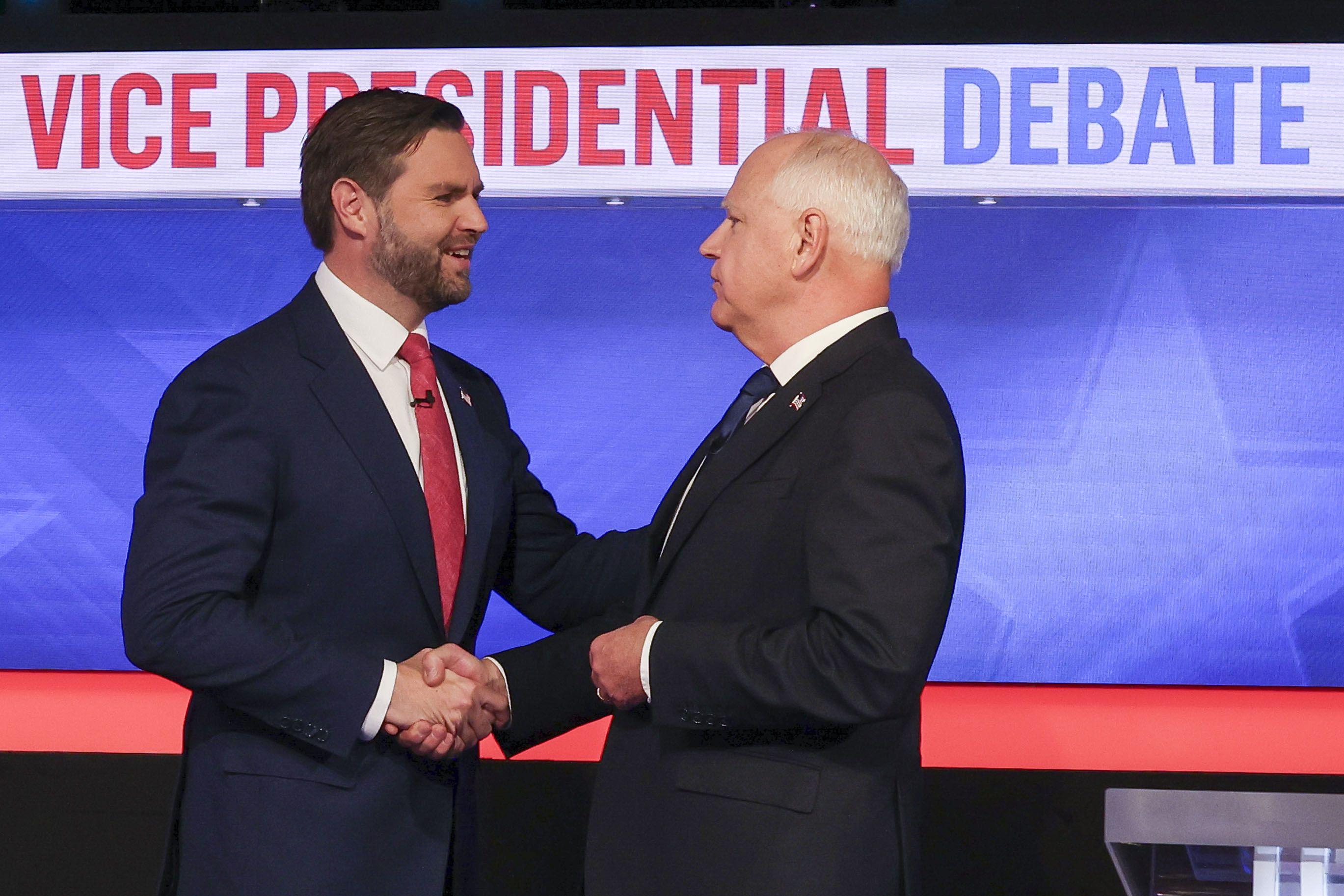 Los candidatos a la vicepresidencia de Estados Unidos, el gobernador de Minnesota, el demócrata Tim Walz (derecha, en la imagen), y el senador republicano por el estado de Ohio, J.D. Vance (izquierda).