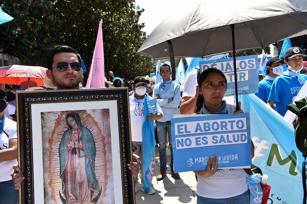 Manifestantes contra el aborto con una imagen de la Virgen