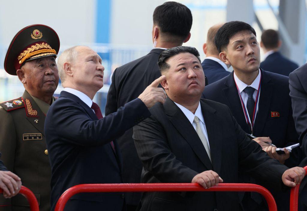 Vladimir Putin y Kim Jong-un con otras personas.