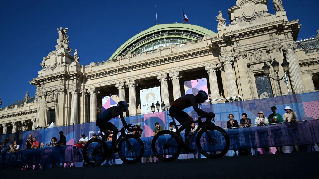 Ciclistas em Paris