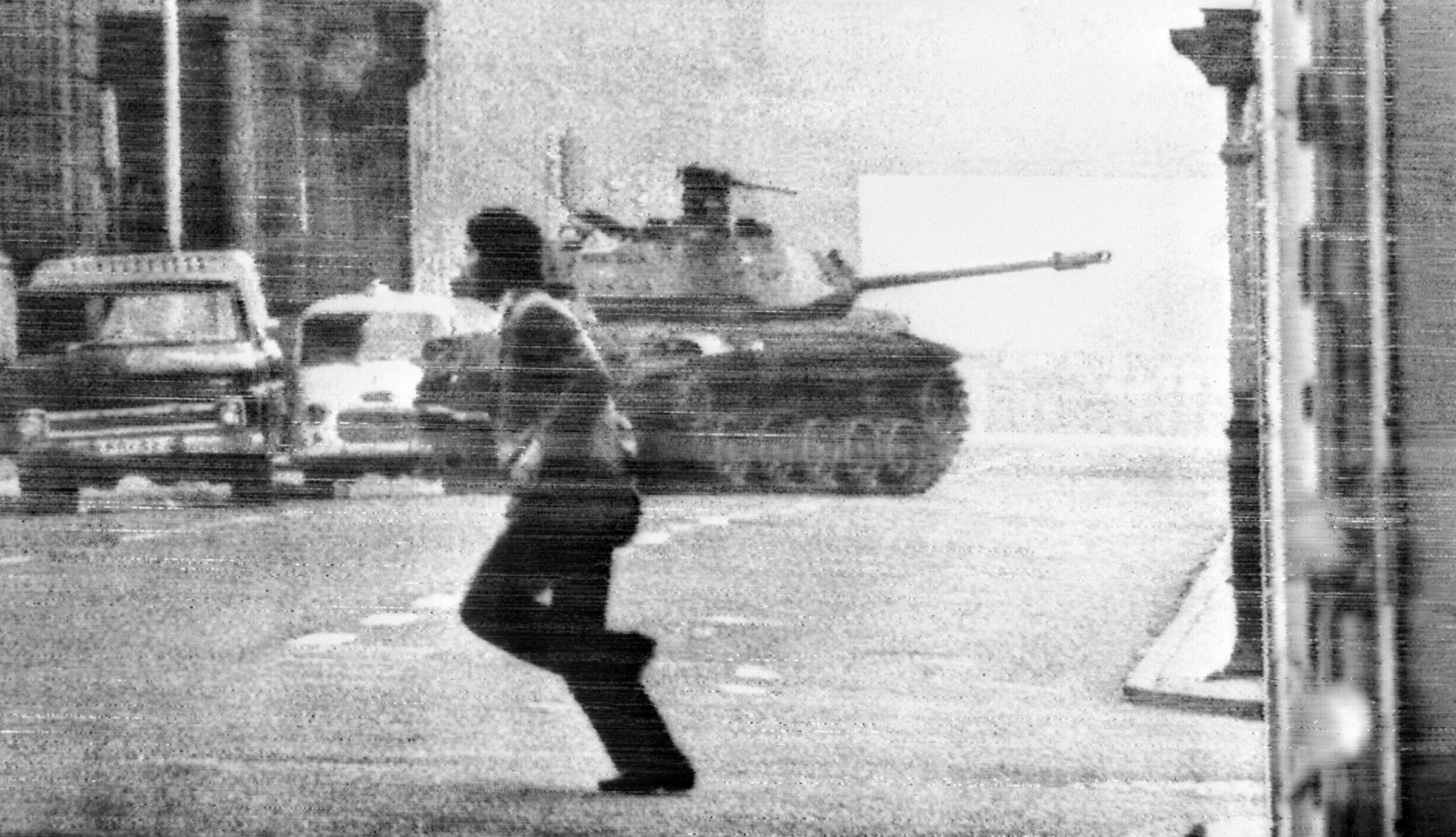 Un hombre pasa delante de un tanque militar durante el intento de golpe de Estado en junio de 1973 en Chile.