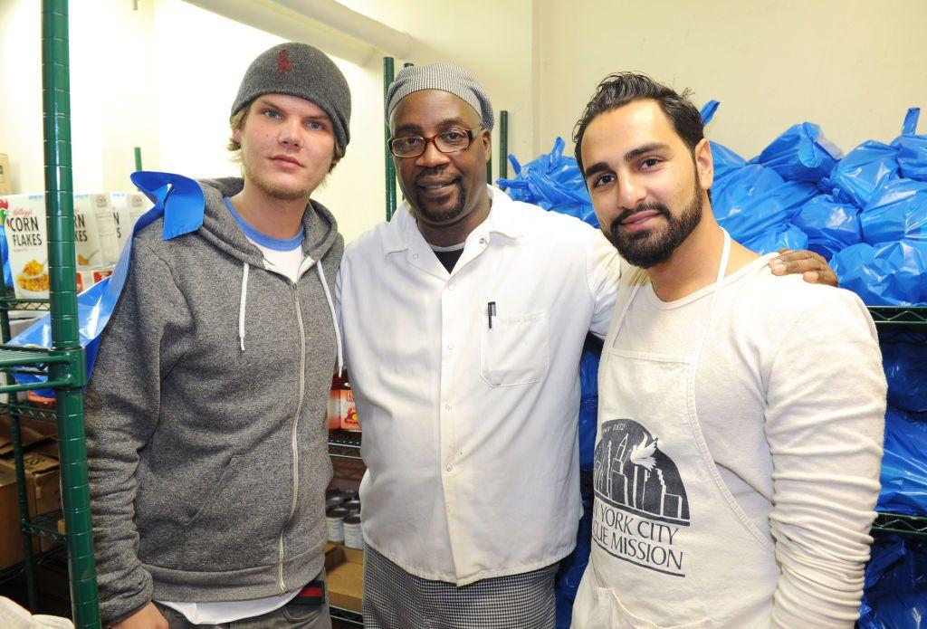 Avicii (izquierda) y Arash "Ash" Pournouri (derecha) en un acto de apoyo a Feeding America en el New York City Rescue Mission durante la gira the House For Hunger Tour, el 23 de enero de 2012. (Foto: Craig Barritt/Getty Images for EJ Media Group)
