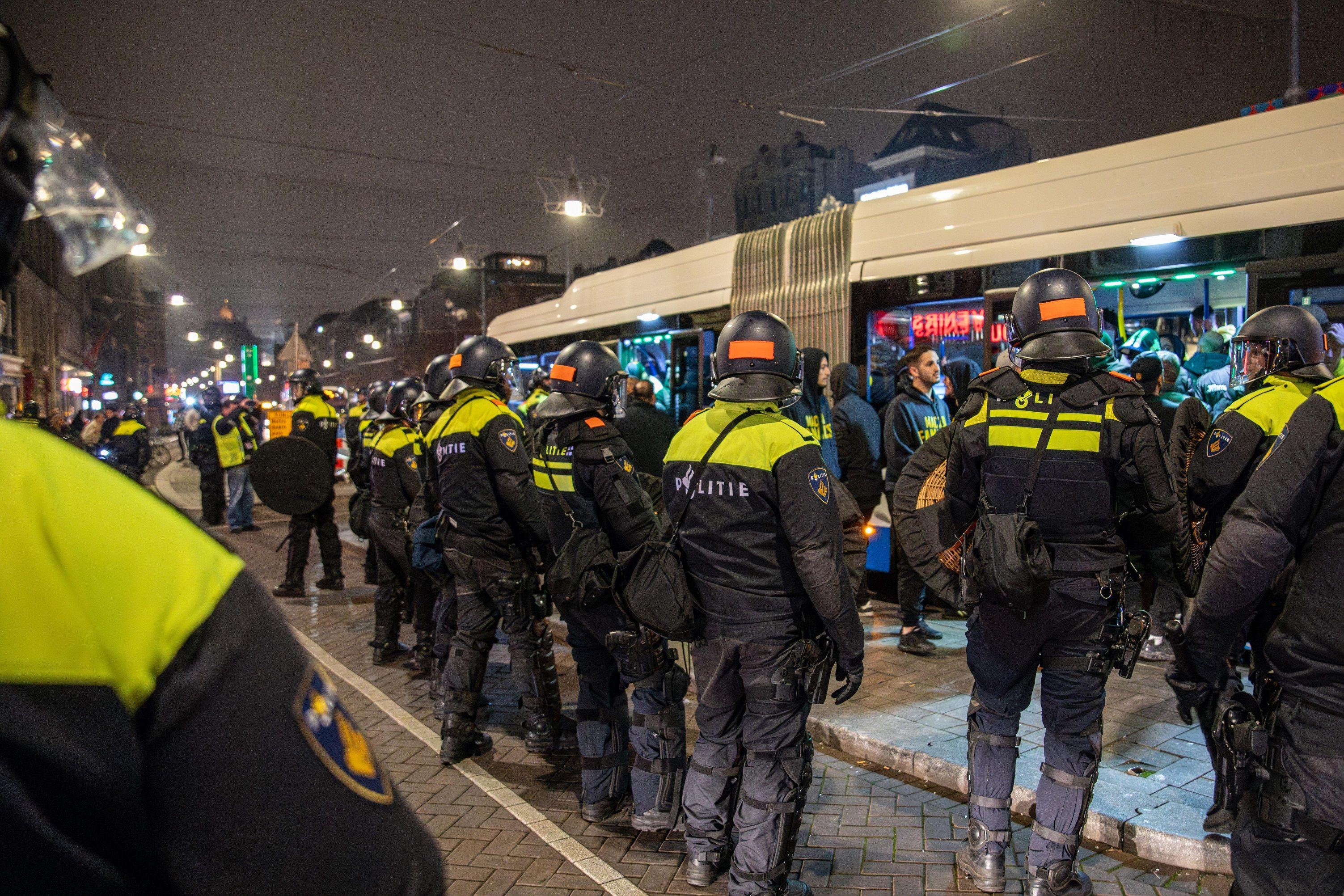 Policija oko autobusa posle utakmice