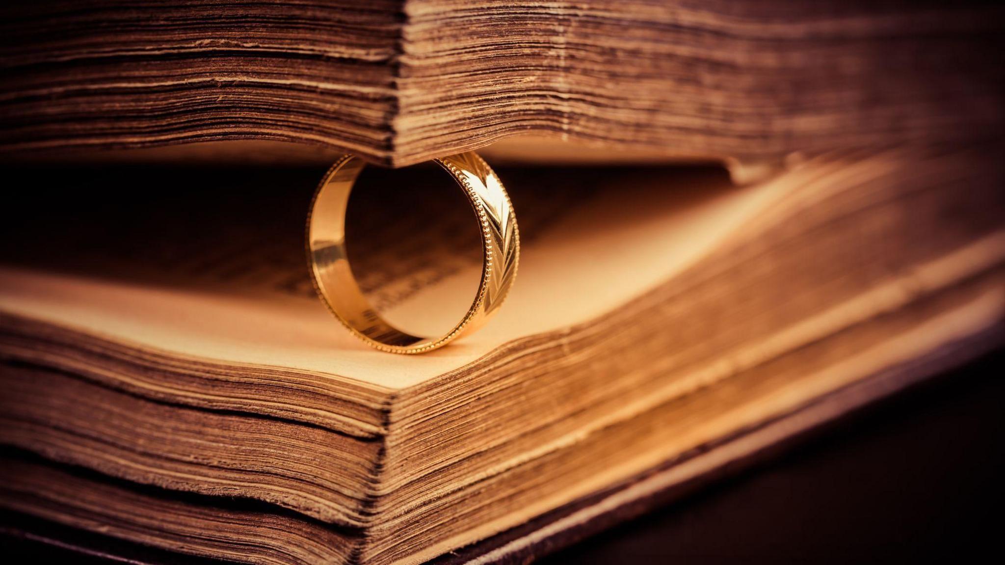 Un anillo entre las páginas de un libro.
