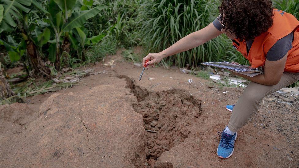 Alessandra mostando rachadura na terra