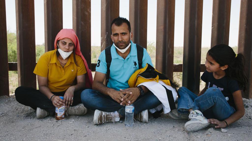 Una familia de migrantes indios en la frontera de México y EE.UU.