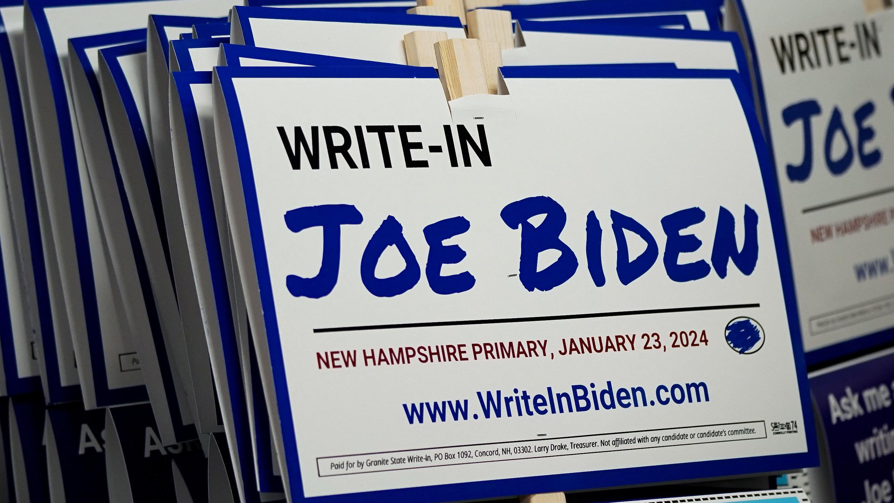 Carteles pidiendo el voto para Joe Biden en New Hampshire