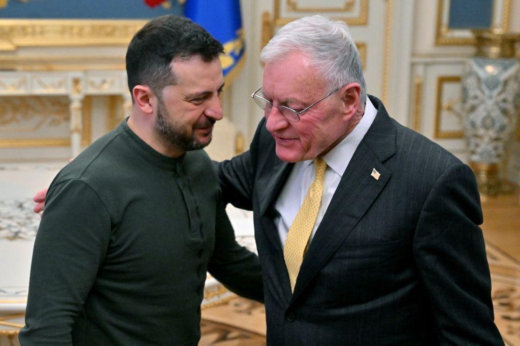 Keith Kellogg e o presidente da Ucrânia, Volodymyr Zelensky, em fevereiro na Casa Branca